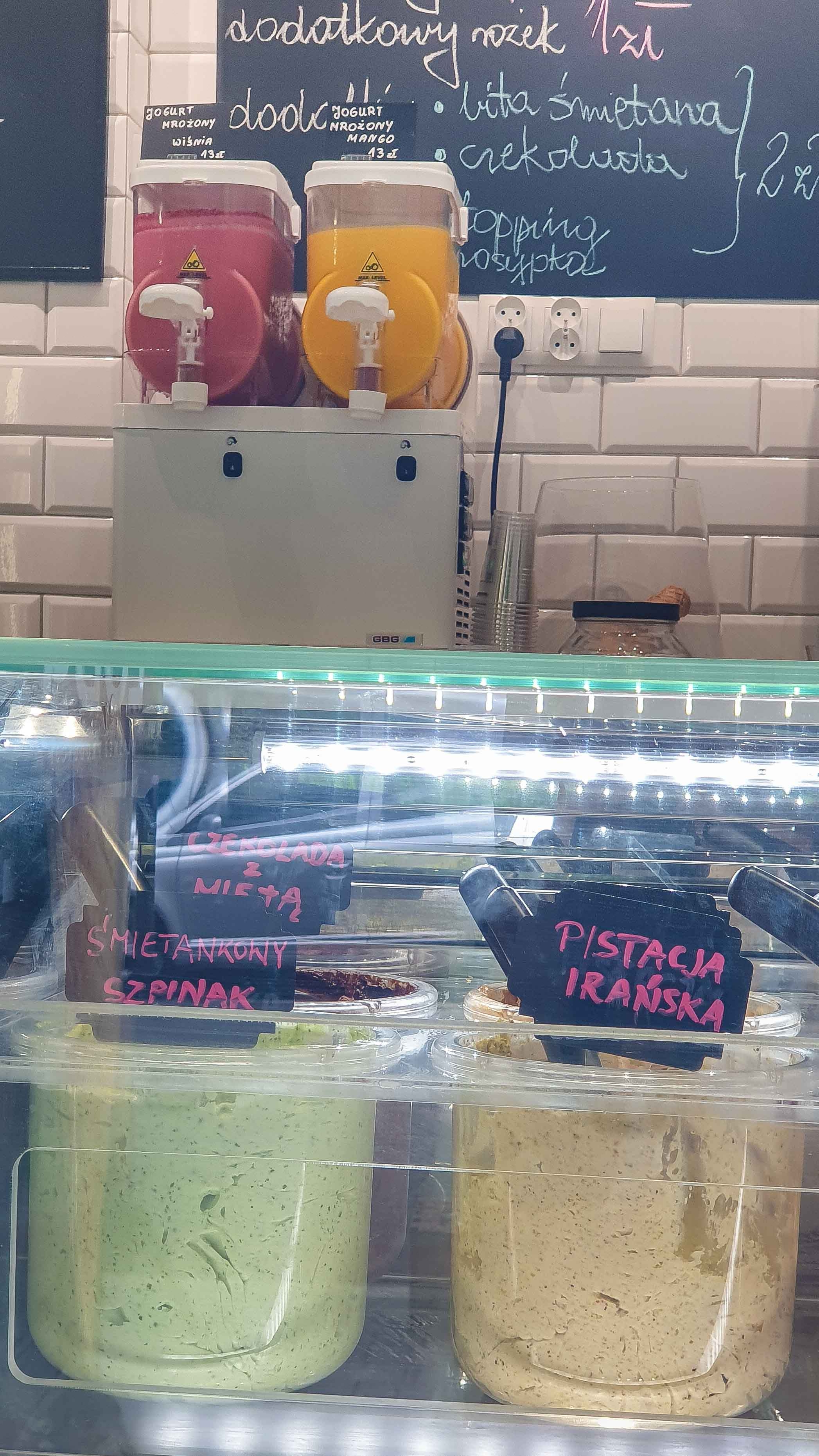 Jogurt mrożony Rzeszów kawiarnia shake milkshake mrożonyjogurt lód włoski sorbet kawa cafe rurki z kremem deser lodowy bita śmietana soki frappe posypki polewy.jpg